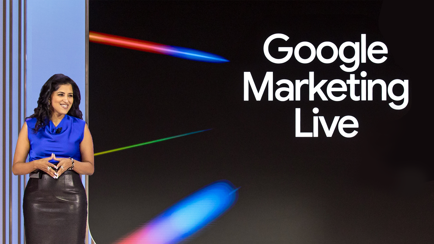 Dashboard de Google Ads con métricas de performance en una laptop sobre escritorio profesional