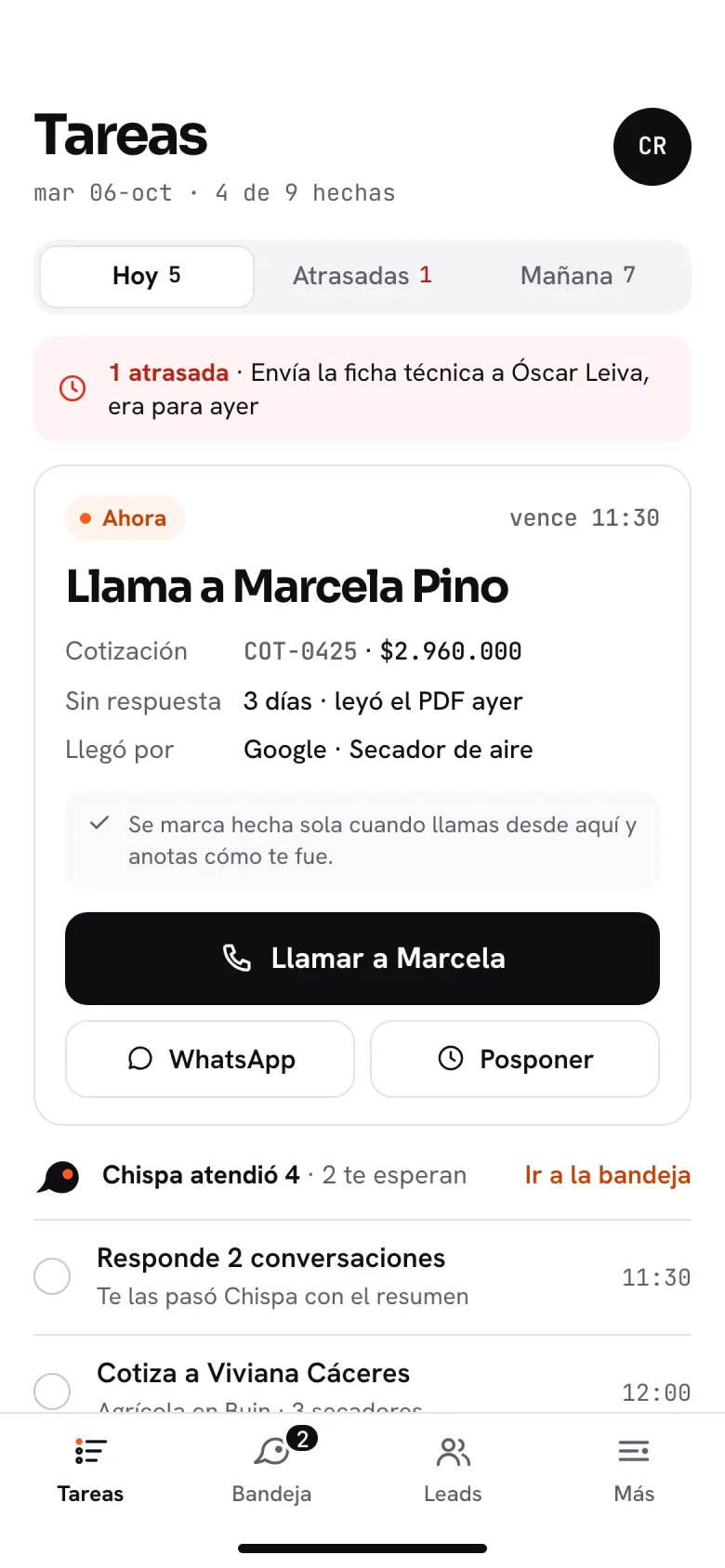 La próxima tarea de un vendedor en el teléfono: llamar a un cliente con una cotización sin respuesta
